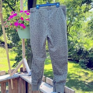 Nike green Camouflage size large sweatpant/jogger